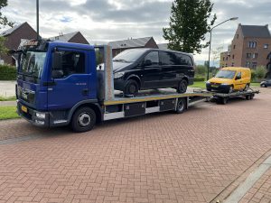 Mercedes bestelwagen op autotransport